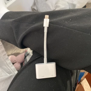 iPhone Till Tv  - Apple Lightning Digital AV Adapter i bra skick. Anslut din iPhone eller iPad till HDMI-skärm för video och ljud. Stöd för laddning via extra Lightning-port. Mindre ytslitage, fullt fungerande.