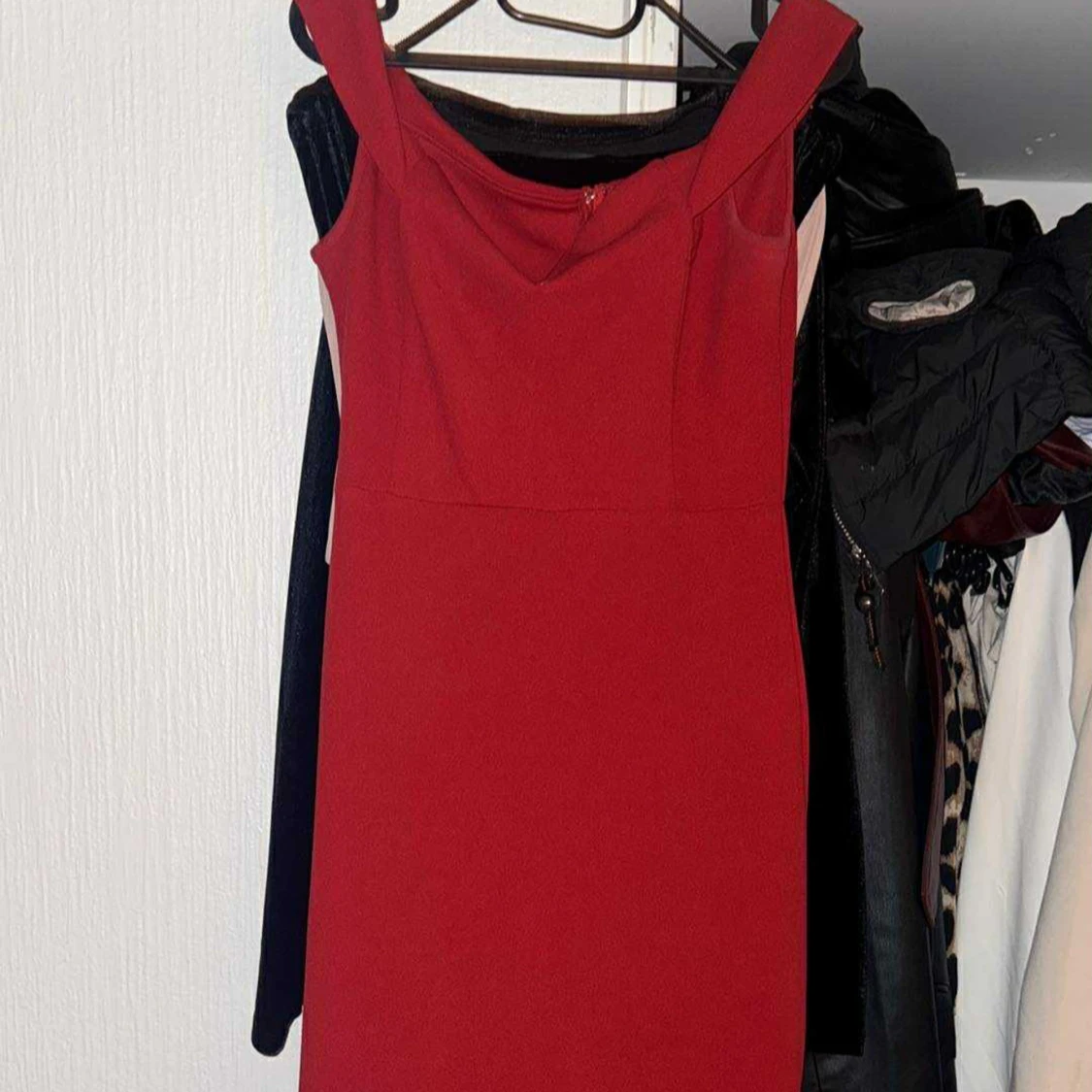 Röd axelbandslös kortklänning