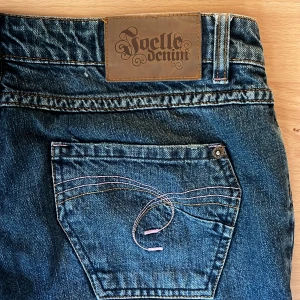 Mörkblå lowrise bootcut jeans - Snygga low rise jeans från Noelle Denim med bootcut passform. 43 cm rakt över midjan och 77 innerbenslängd.