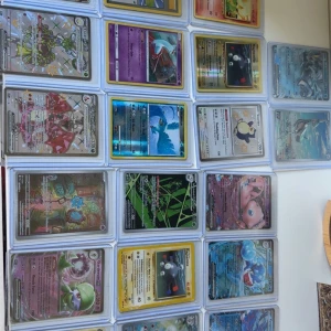 Pokémonkort gamla och nya  - Ett samlaralbum fyllt med coola och sällsynta Pokémonkort, perfekt för dig som älskar Pokémon och vill utöka din samling. Albumet innehåller både klassiska och moderna kort, många med holografiska effekter. Passar både nya och erfarna samlare!