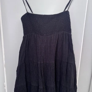 Svart klänning  - Superfin svart miniklänning från Zara, aldrig använd av mig dock köpte jag den på Vinted men den är ändå i ett bra skick!💗