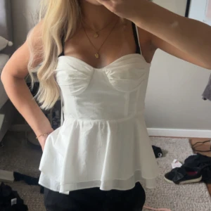 Vit korsett-topp från Zara - Supersöt vit korsett-topp från Zara. Använd 1 gång jättefin.💘