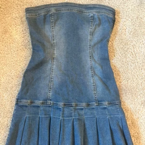 Jeansklänning  - Säljet en snygg kort jeans kläning med volanger🥰