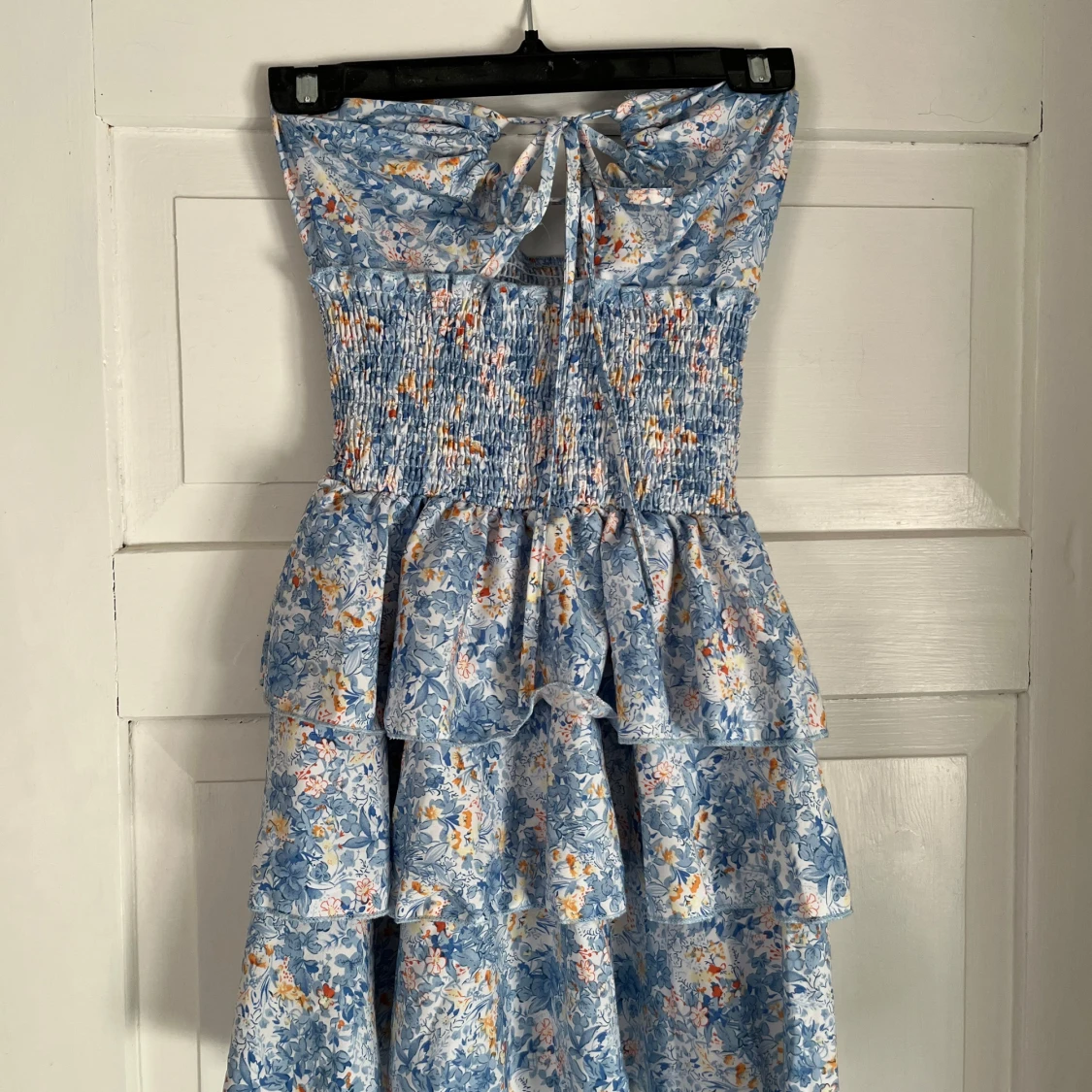 Blommig blå volangklänning med knyt