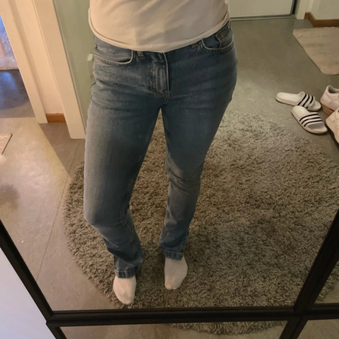 blåa jeans med slit från bikbok