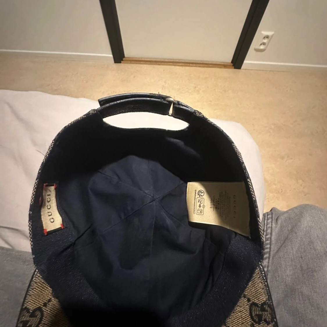 Gucci keps med GG-mönster och röd-blå rand - 2