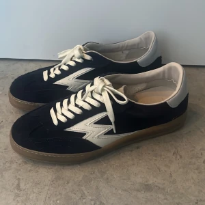 MOA Concept sneakers marinblå/vit stl 44 - Snygga sneakers från MOA Concept i marinblå mocka med vita detaljer och snörning. Använda 1 gång och nypris 2600