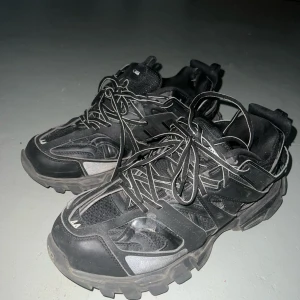 Springskor  - Trackrunners i storlek 44!