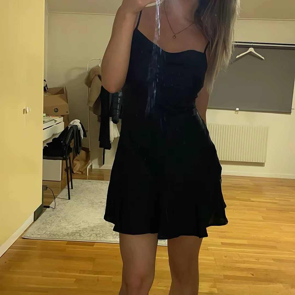 Svart blommig kort klänning - 1