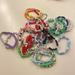  Taylor Swift FRENSHIP Bracelet - Säljer ett gäng handgjorda armband med färgglada plastpärlor och bokstavspärlor inspirerade av Taylor Swift album och låtar!💗