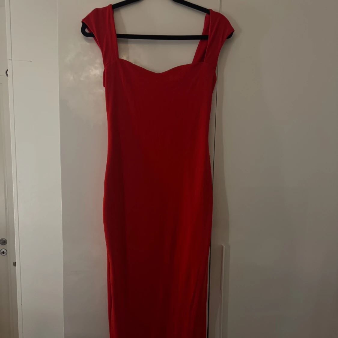 Röd långklänning med slits