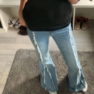Ljusblå bootcut jeans med fransar - Så snygga och coola jeans från bershka. Jättebra skick.