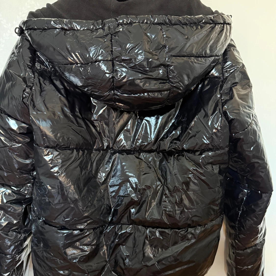 Svart glansig pufferjacka från Nelly - 3