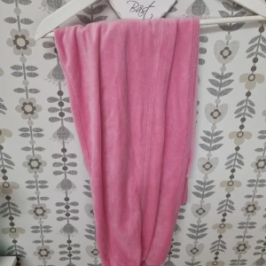 Rosa mjukisbyxor i sammet - Supermjuka rosa mjukisbyxor i sammet med avslappnad passform. Perfekta för chill dagar hemma eller när du vill vara extra bekväm. Snyggt material som ger en lyxig känsla och cool vibe.