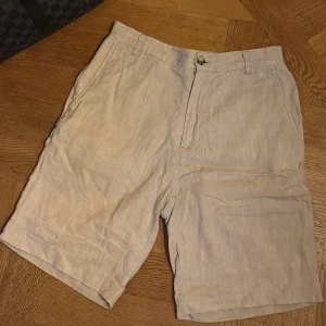 Linne shorts  - Linne shorts från random märke, aldring använda storlek small i färgen beige. 