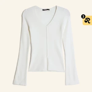 Vit ribbad v-ringad tröja - Säljer en slutsåld vit ribbad tröja från Bikbok med v-ringning och lång ärm. Tröjan är i storlek M och endast använd nån gång.