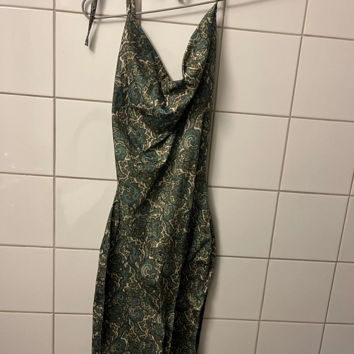 Grön mönstrad omlottklänning