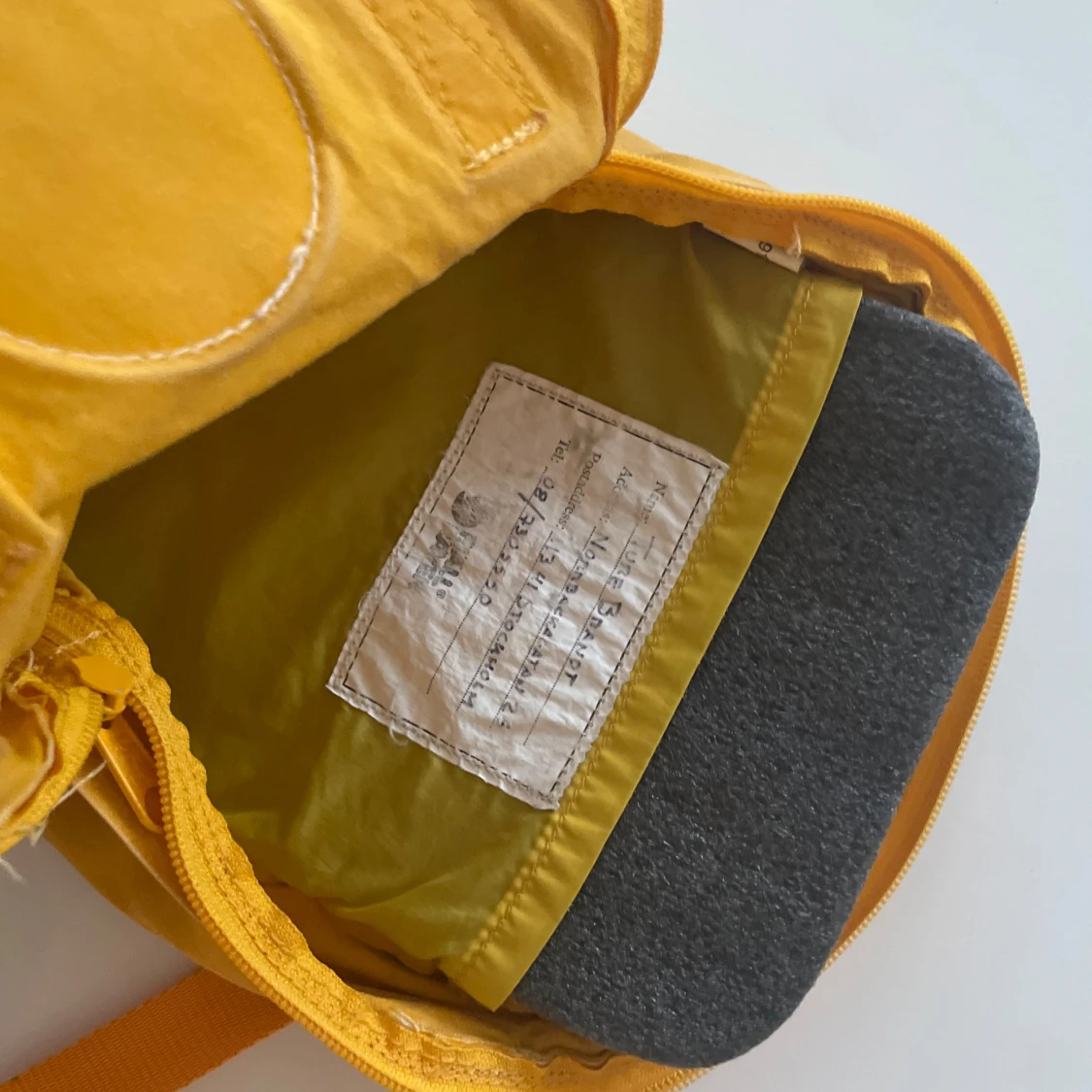 Gul Kånken Mini ryggsäck från Fjällräven - 2