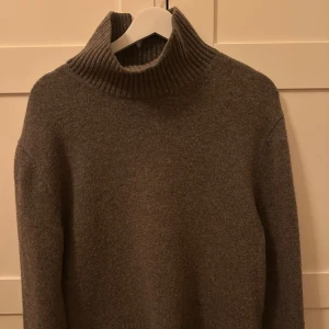 Oversized polotröja i ull  - Super snygg tröja från & Other Stories. Perfekt till hösten 🍂🍂Storlek M. Pris går att diskutera vid snabb affär 🤎