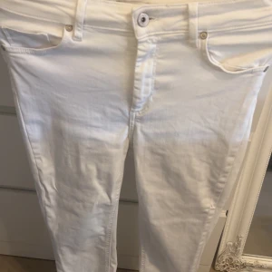 Vita skinny jeans - Snygga vita jeans med smal passform och klassisk femficksdesign. Byxorna har normal midja och stängs med knapp och dragkedja. Perfekta för en fräsch och stilren look.