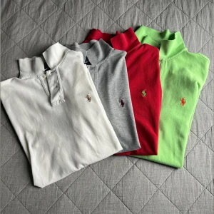 Färgglada pikétröjor från Ralph Lauren - Fyra snygga pikétröjor från Ralph Lauren i vitt, rött, limegrönt och grått. Alla fyra är i storlek M. Köper man alla fyra tillsammans så får man ett billigare pris/st.