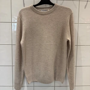 Stickad tröja i ull och kashmir från Bläck - En stickad tröja i ull och kashmir från Bläck säljes. Tröjan är i nyskick och har sällan använts.   Nypris: 1300 kr Mitt pris: 300 kr