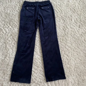 Mörkblå mjukisbyxor Juicy Couture - Mörkblå mjukisbyxor från Juicy Couture