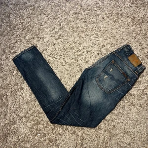 Nudie jeans grim trim jeans herr slim fit med slitningar  - Nudie jeans modell Grim Trim i storlek 29/32. Sjuk wash med sköna slitningar. Mycket bra skick utan defekter. Nypris runt 1599kr. Postas antigen samma dag som köp eller dagen därpå🙌💯