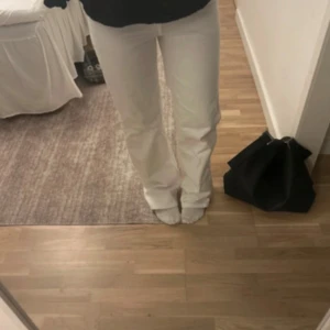Vita raka byxor med bootcut - Säljer ett par wide jeans som är vita ifrån Zara🥰