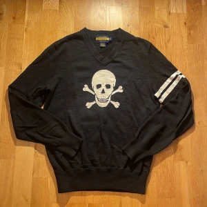 Tröja från Ralph Lauren Rugby  - Svart långärmad tröja från Ralph Lauren Rugby med döskalle på. Tröjan är 100% bomull! Skriv gärna för mer detaljer på detaljer🥰