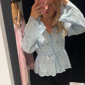 Ljusblå blus med broderade detaljer - Superfin ljusblå blus från VILA, endast använd en gång! skriv för fler bilder 💕