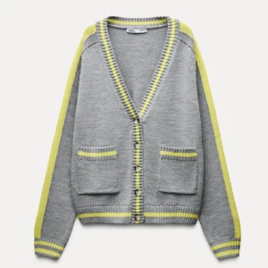 Grå kofta med gula detaljer från Zara - Intressekoll på min grå kofta från Zara! Endast använd en gång så helt nytt skick!! 