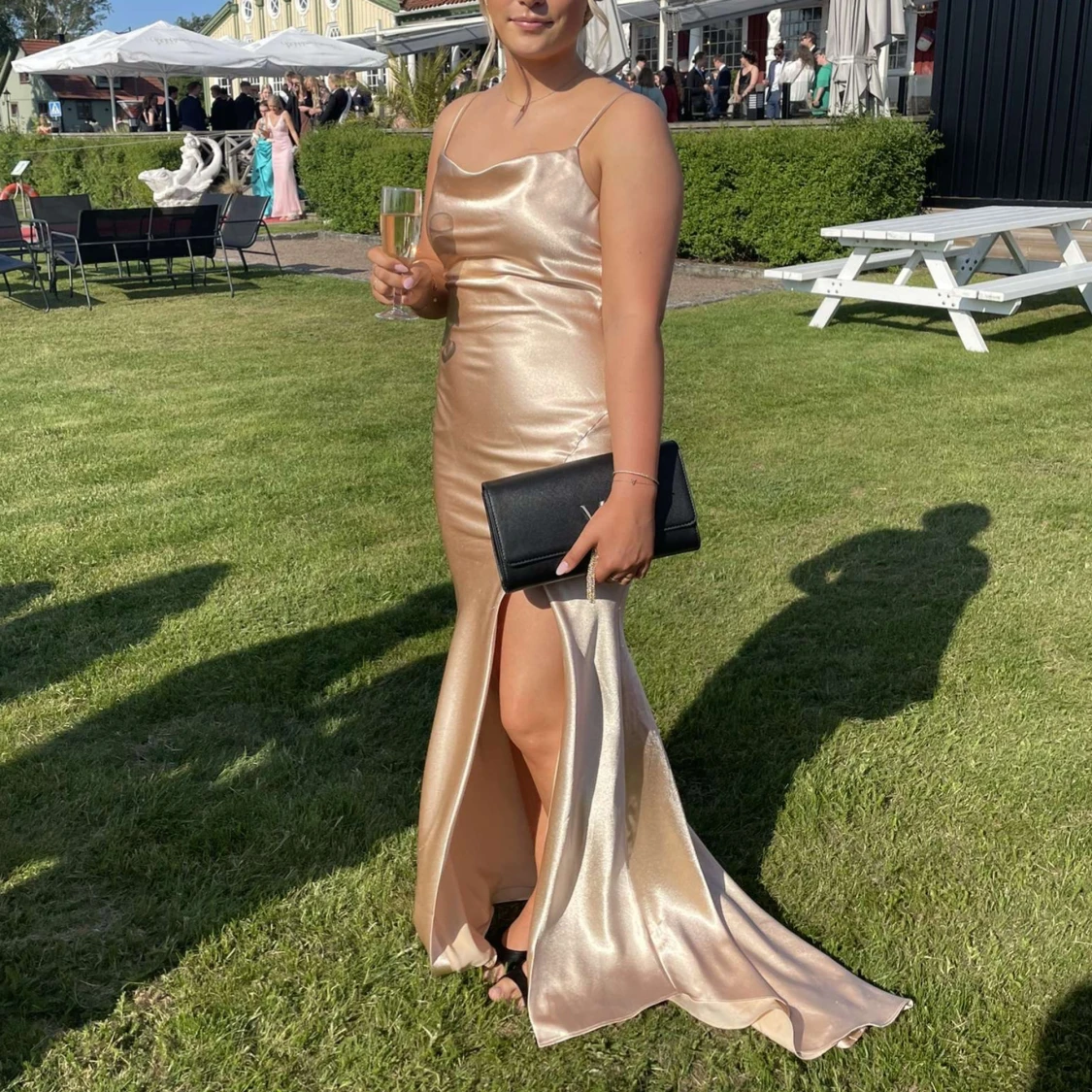 Champagnefärgad långklänning i satin - 1