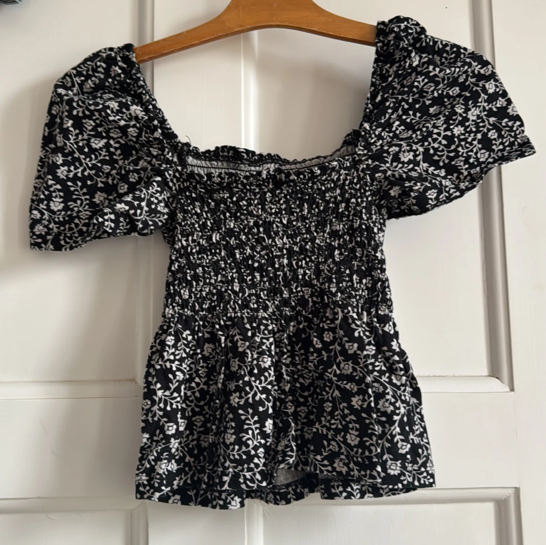 Svart blommig topp från H&M XS - 1