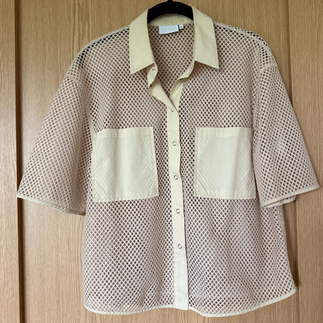 Beige nätskjorta från Coster Copenhagen 