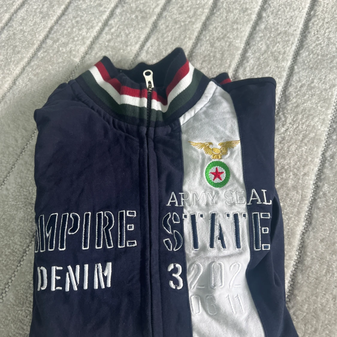 Blå bomberjacka från KAP68 med brodyr