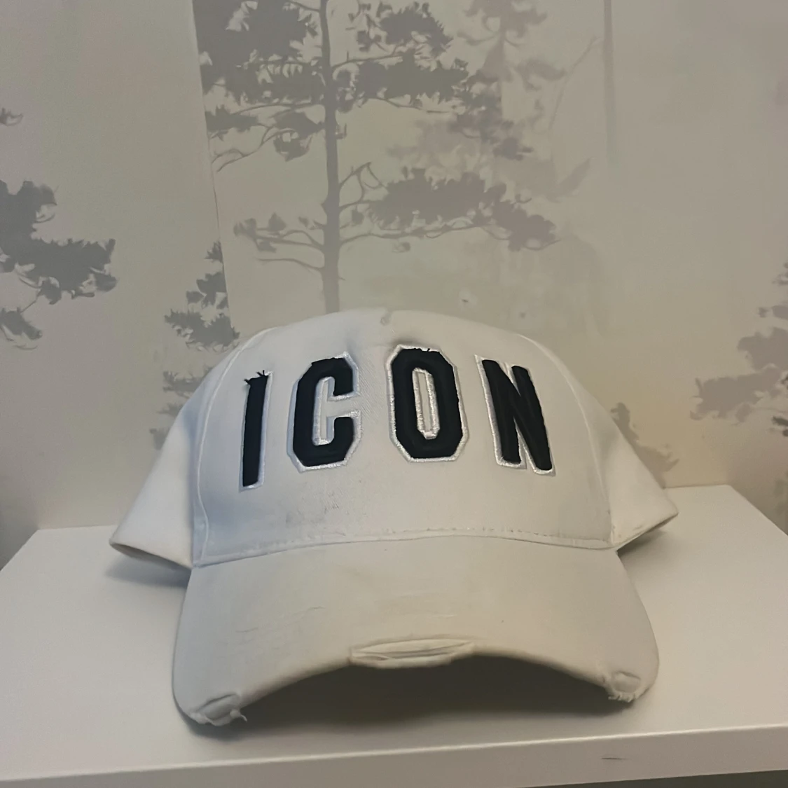 Vit keps från Dsquared2 med brodyr - 1