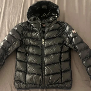 Svart vinterjacka från Colmar - Säljer en svart, glansig vinterjacka från Colmar. Jackan har dragkedja framtill och är vadderad i klassisk pufferstil. Nypris runt 4000kr. Kan gå ner i pris vid snabb affär 💞