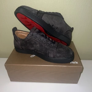 Christian Louboutin mörk grå storlek 43 - Säljer min Christian Louboutin mörk gråa storlek 43. Lådan kommer med och om ni vill snacka om priset det bara att skriva.