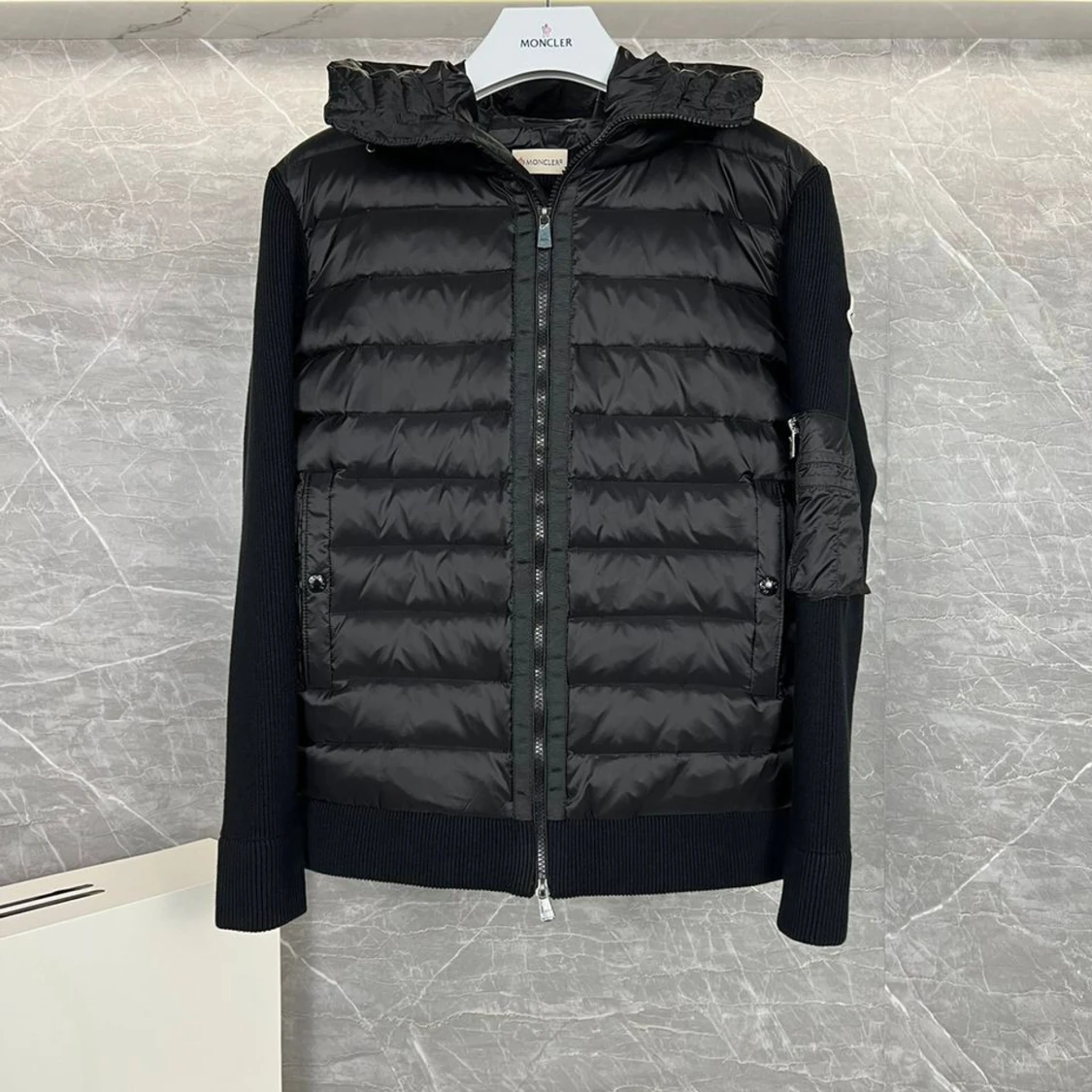 Svart Moncler cardigan alla storlekar finns tillgängliga 