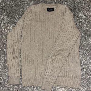 Beige kabelstickad tröja Bondelid S - Kabelstickad beige tröja från Bondelid i storlek S. Väldigt bekväm och passar perfekt till hösten, inga defekter. Nypris 700