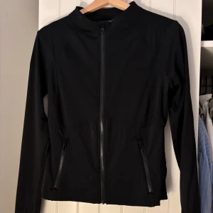 Träningsjacka från aimn - Svart tight träningsjacka från aimn. Använd en gång. 
