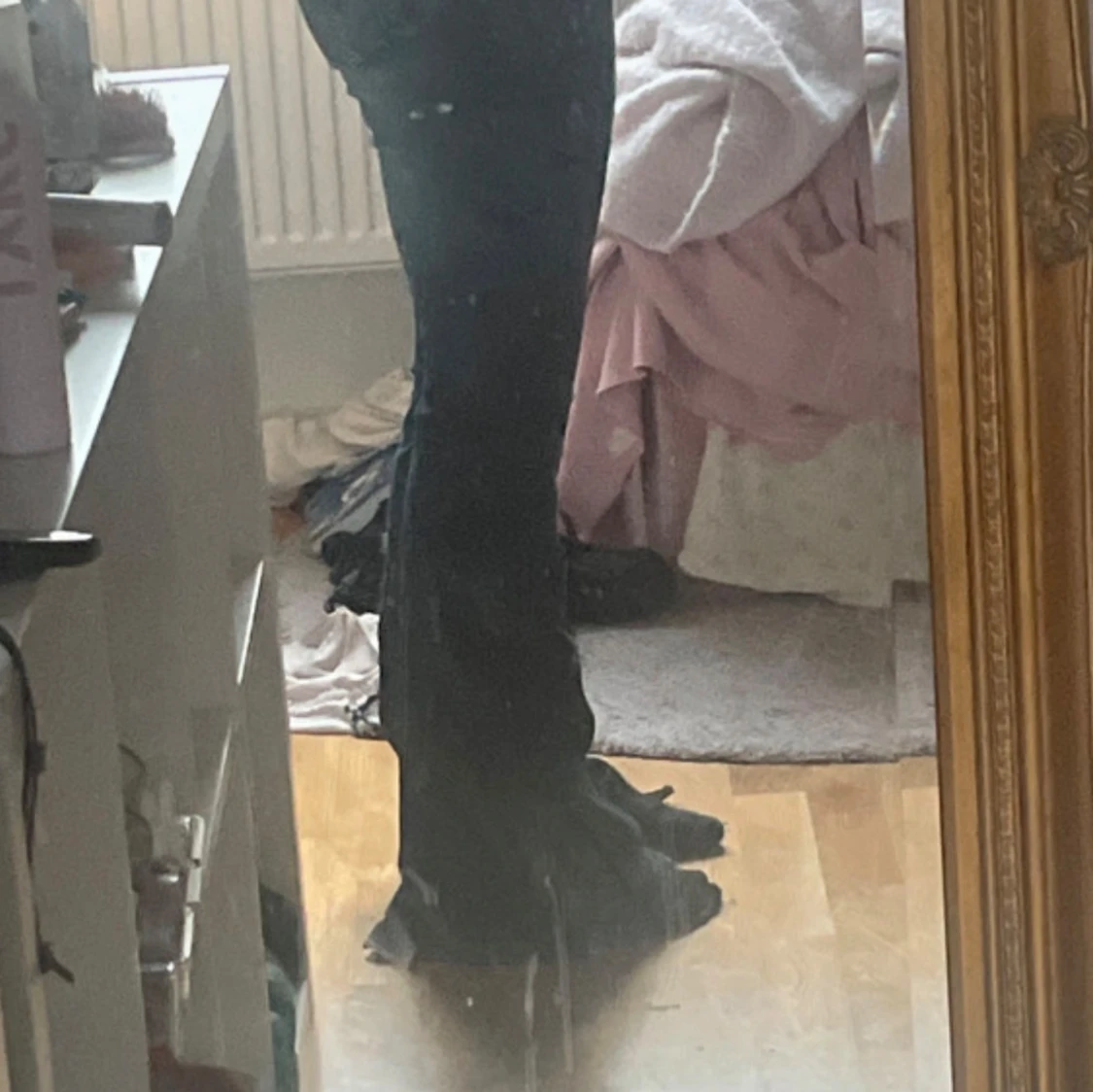 Mörkblå bootcut jeans med broderade fickor - 4