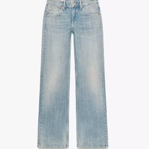 Ljusblåa wide jeans med låg midja - Säljer ett par ljusblå jeans med raka, vida ben från Zara! Jeansen har låg midja och är helt oanvända med prislapp! Har tyvärr ingen bild på då de är för små för mig💞