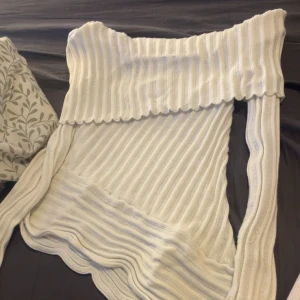 Jul tröja från shein  - Superfin vit ribbad klänning från Shein i offshoulder-modell. Tröjan är som ny! Aldrig använd. Perfekt att använda när de blir lite kallare. 