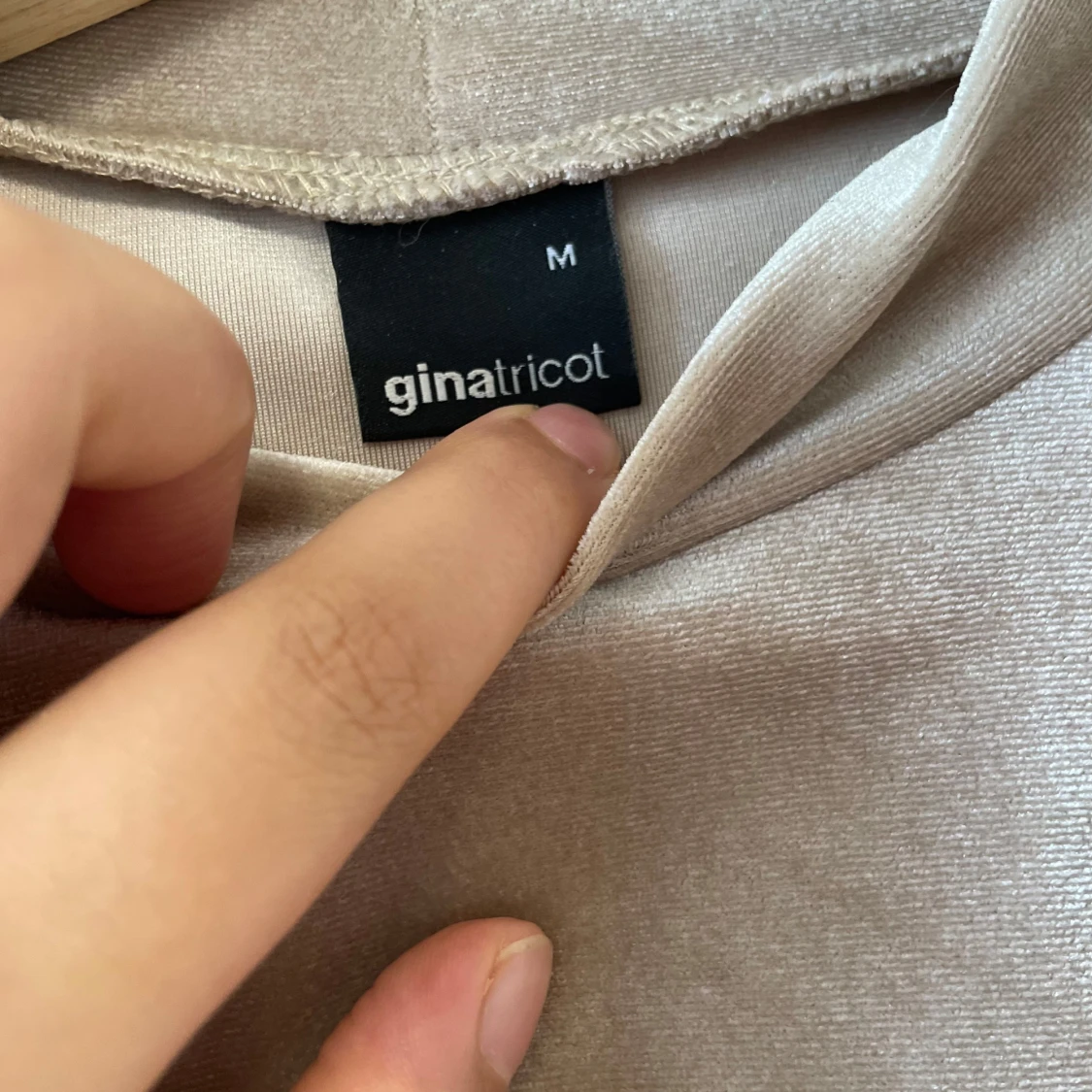 Beige sammets polotröja Gina Tricot - 1