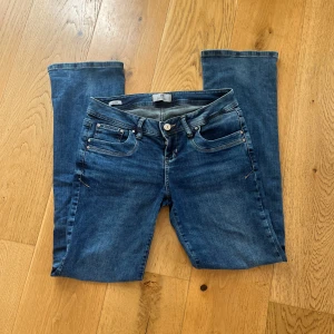 LTB bootcut jeans (Valerie) blå W28 L32 - Snygga blå jeans från LTB i bootcut-modell med låg midja. Snygga sömmar på bakfickorna och passar till allt. Är i storlek W28/L32. Passar även om man har 27/29. Är i mycket fint skick. Hör av dig om det är något!