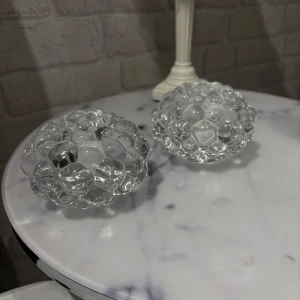 Orrefors ljuslykta - Säljer nu min 2 jätte fina ljuslyktor från Orrefors sweden som jag tagit väl hand om. De har en unik bubblig design och är i mycket gott skick utan synligt slitage eller defekter. Perfekt för att ge hemmet en elegant touch.