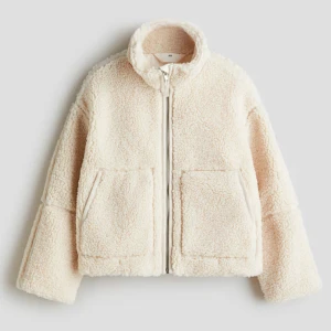 Beige teddyjacka från H&M - Supermjuk och fluffig teddyjacka i beige från H&M. Jackan har hög krage, dragkedja framtill och två stora fickor. Den är i storlek 170 men jag som brukar ha S i jackor kan ha den. Nypris 449. Finns en liten defekt men inget man tänker på, kom priv för bild❤️