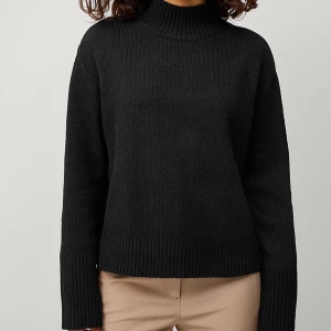 Svart stickad polotröja - Mysig svart polotröja från ellos, har använt max 2 gånger! nypris var 300kr❤️